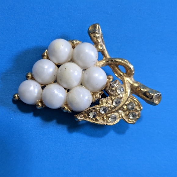 Vintage broche grapes metallic gold tone and pearl tone - Picture 3 of 16